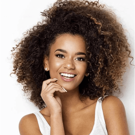 Perruque volumineuse afro bouclée en cheveux naturels pour femme, look authentique et chic.