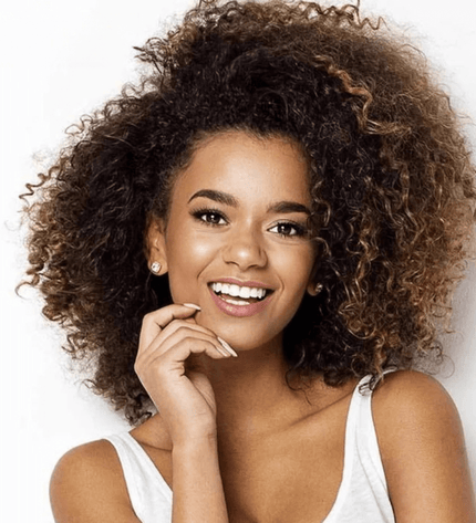 Perruque volumineuse afro bouclée en cheveux naturels pour femme, look authentique et chic.