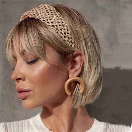 Perruque blonde à frange en cheveux naturels raides avec bandeau chic et élégant.