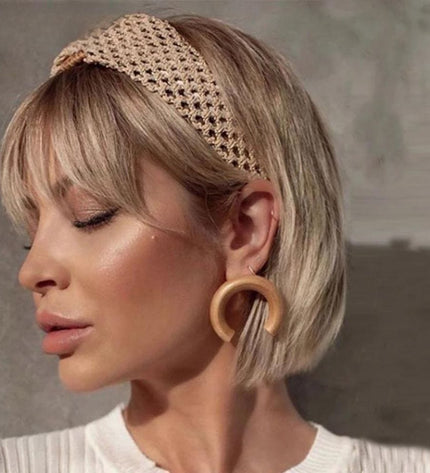 Perruque blonde à frange en cheveux naturels raides avec bandeau chic et élégant.