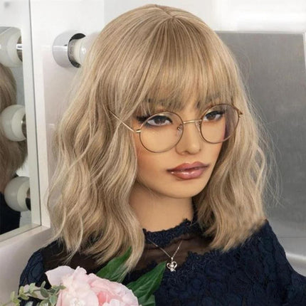 Perruque blonde ondulée avec frange en cheveux naturels pour un style chic et moderne