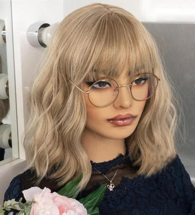 Perruque blonde ondulée avec frange en cheveux naturels pour un style chic et moderne