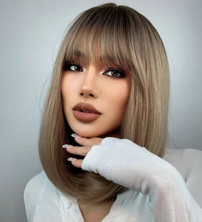 Perruque mi-longue blonde synthétique avec frange pour un style moderne et chic