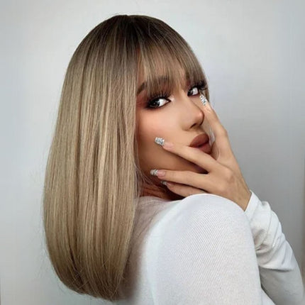 Perruque synthétique femme blonde à frange, coupe droite élégante pour look moderne.