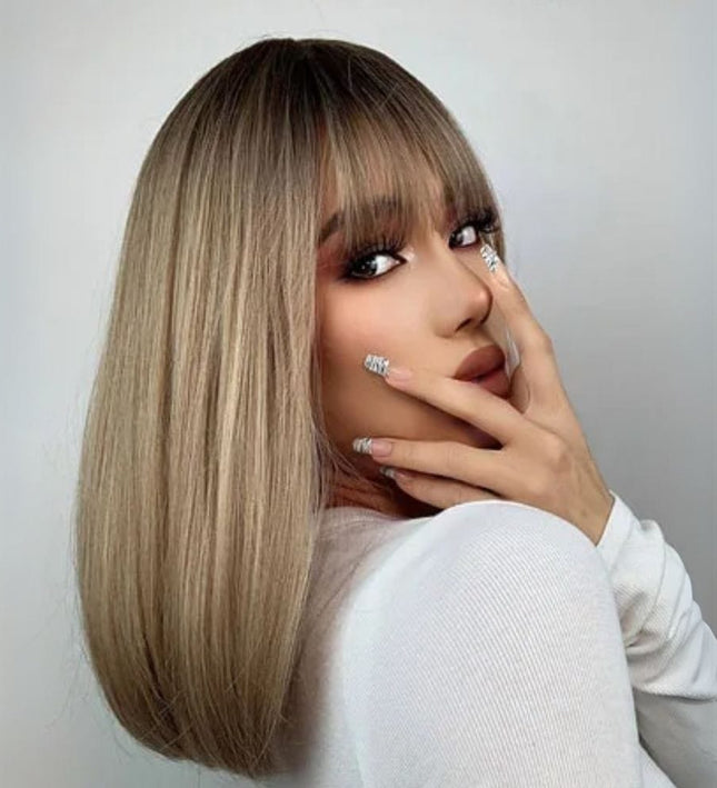 Perruque synthétique femme blonde à frange, coupe droite élégante pour look moderne.