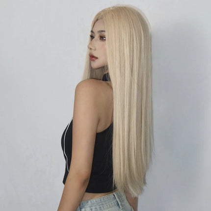 Perruque longue blonde synthétique raide pour un style élégant et moderne femme.