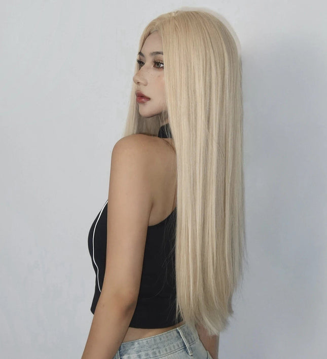 Perruque longue blonde synthétique raide pour un style élégant et moderne femme.