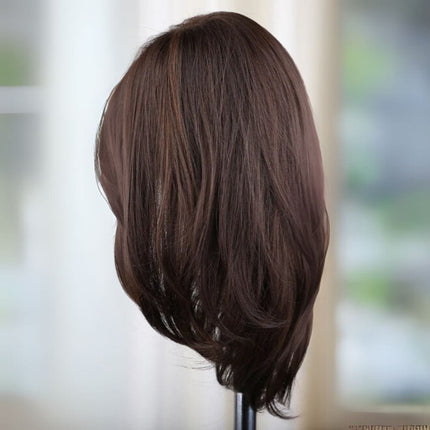 Perruque mi-longue brune en cheveux synthétiques pour un style moderne et élégant