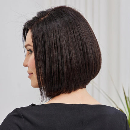 Perruque courte noire en cheveux naturels, style bob, pour un look sophistiqué et moderne.