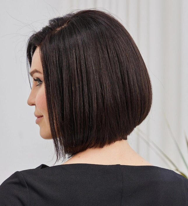 Perruque courte noire en cheveux naturels, style bob, pour un look sophistiqué et moderne.