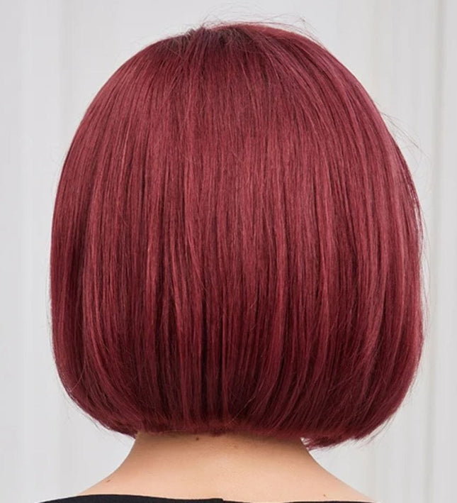 Perruque femme carré naturel couleur bordeaux, cheveux lisses pour look élégant et moderne.