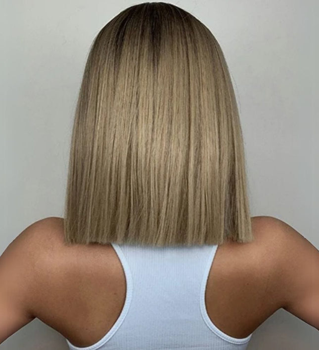 Perruque synthétique blonde style carré lisse pour femme moderne et tendance.