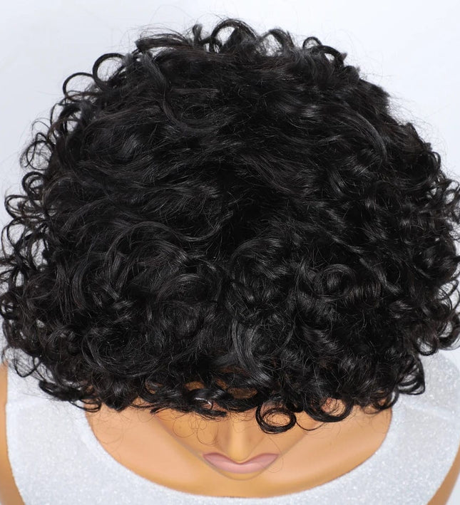 Perruque femme courte noir bouclée en cheveux naturels pour un look chic et volumineux.