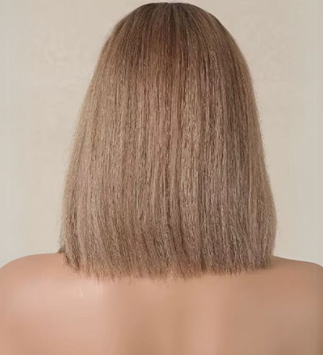 Perruque courte lisse en cheveux naturels pour un look carré élégant et sophistiqué.