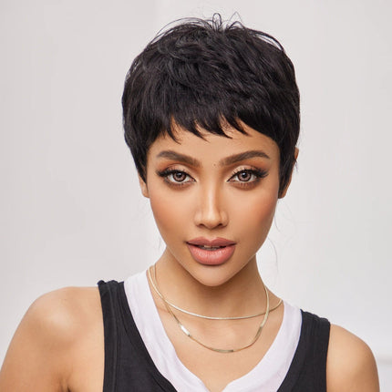 Perruque féminine style pixie noire en cheveux naturels pour un look sophistiqué