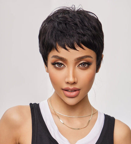 Perruque féminine style pixie noire en cheveux naturels pour un look sophistiqué