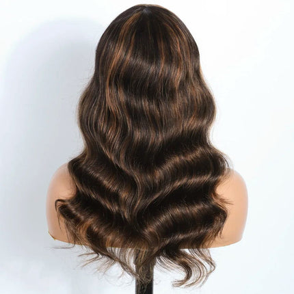 Perruque longue ondulée en cheveux naturels brun avec reflets miel pour femme élégante.