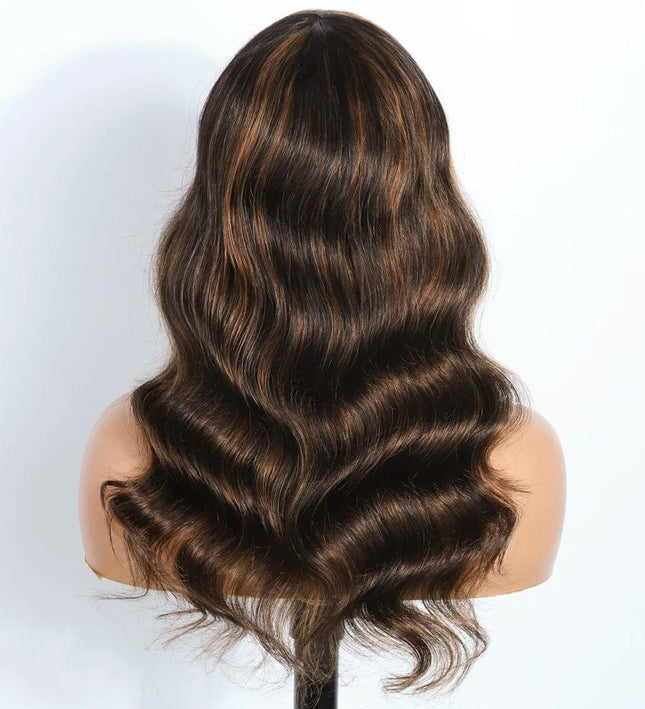 Perruque longue ondulée en cheveux naturels brun avec reflets miel pour femme élégante.