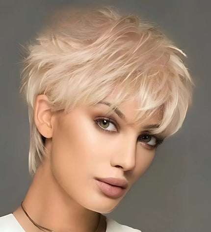 Perruque courte blonde mixte pour femme style moderne et audacieux.