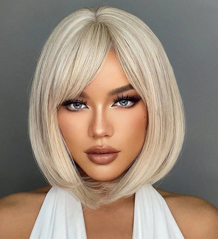 Perruque courte synthétique blonde raide pour un look moderne et élégant femme.