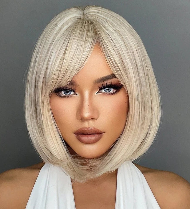 Perruque courte synthétique blonde raide pour un look moderne et élégant femme.