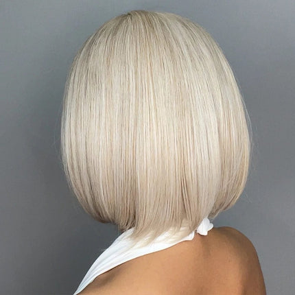 Perruque blonde courte synthétique, coupe droite pour un look moderne et naturel.