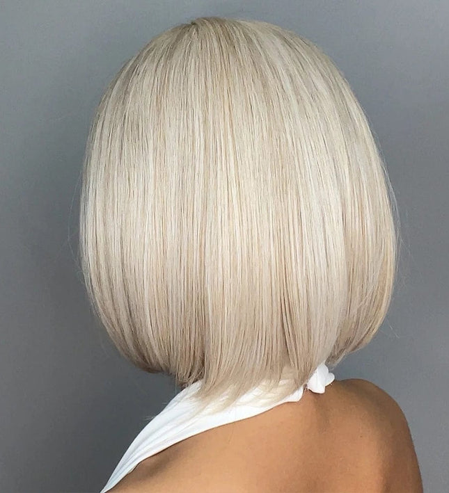 Perruque blonde courte synthétique, coupe droite pour un look moderne et naturel.