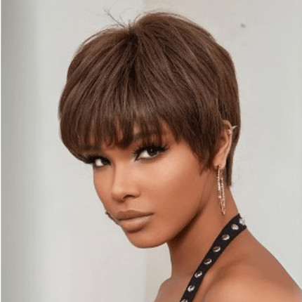 Perruque courte marron en cheveux naturels avec frange pour un style moderne et chic