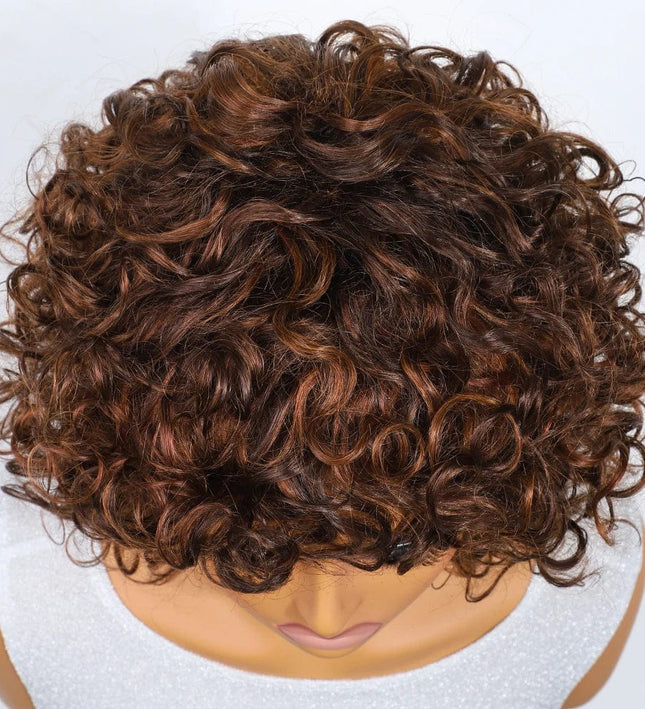 Perruque bouclée courte en cheveux naturels avec frange pour un look féminin et élégant.