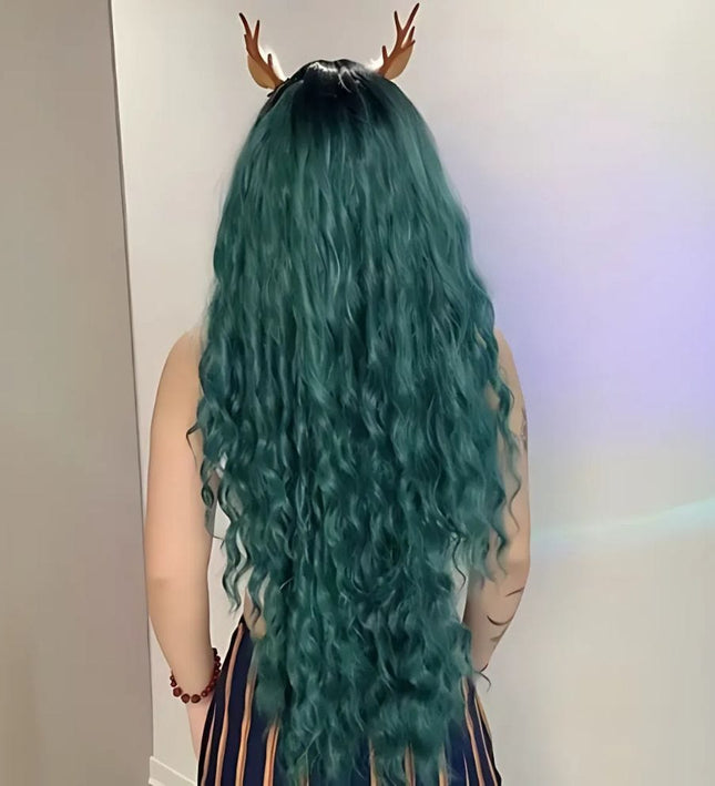 Perruque longue verte bouclée en cheveux synthétiques pour cosplay femme, avec accessoires bois.