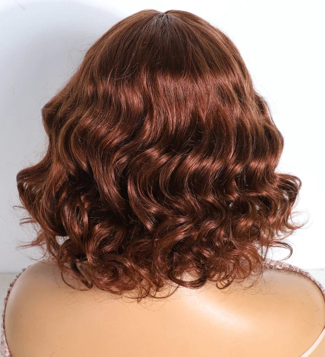 Perruque mi-longue bouclée châtain en cheveux naturels pour un look féminin et élégant.