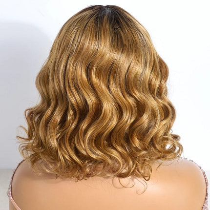 Perruque mi-longue bouclée en cheveux naturels couleur blond caramel pour femme.