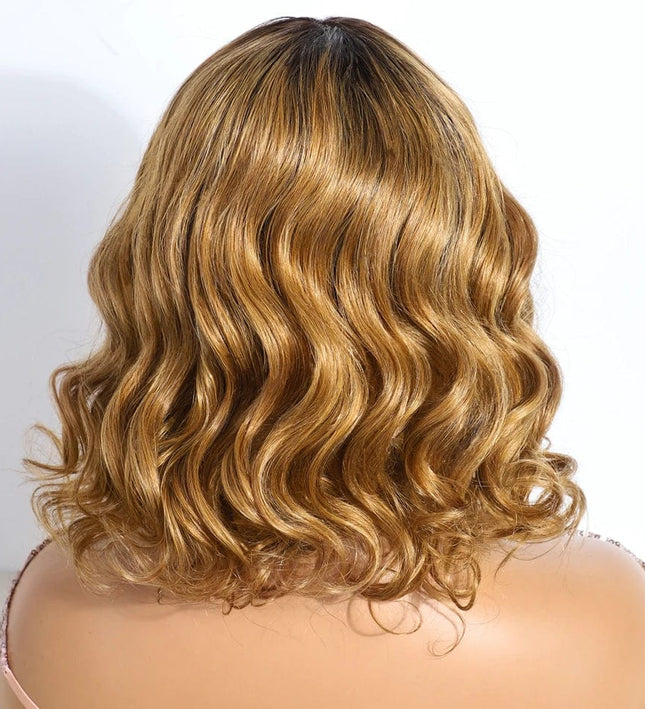 Perruque mi-longue bouclée en cheveux naturels couleur blond caramel pour femme.