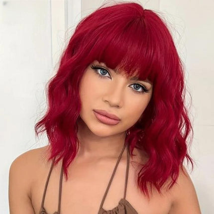 Perruque mi-longue rouge bouclée en cheveux naturels pour un style audacieux femme