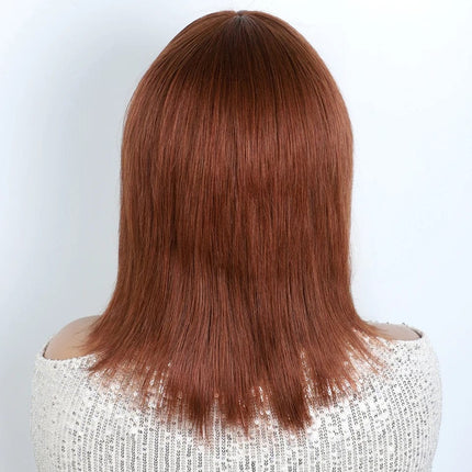 Perruque mi-longue rousse avec frange pour un style chic et tendance féminin.