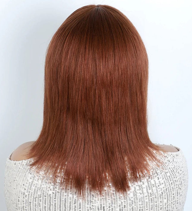 Perruque mi-longue rousse avec frange pour un style chic et tendance féminin.