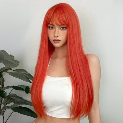 Perruque longue orange raide en cheveux synthétiques avec frange pour un look audacieux.