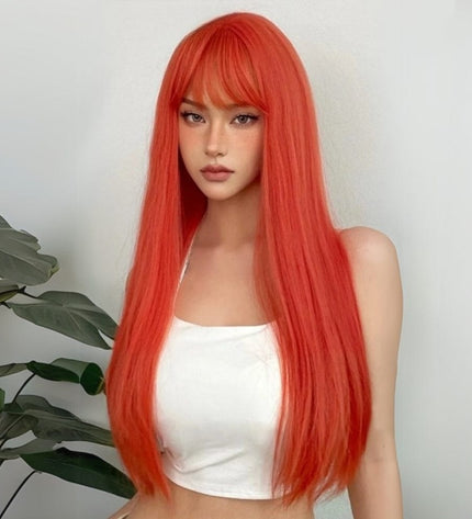 Perruque longue orange raide en cheveux synthétiques avec frange pour un look audacieux.