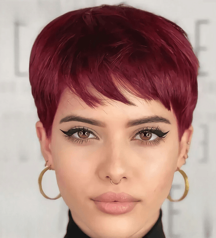 Perruque courte en cheveux naturels rouge rubis pour un style audacieux et moderne femme.