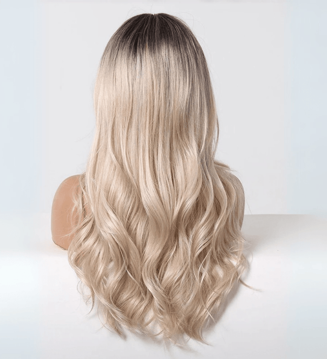 Perruque longue et ondulée en fibre mixte blond cendré pour un style sophistiqué