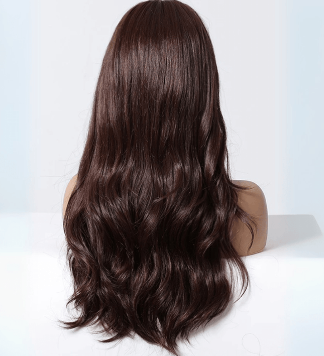 Perruque longue et ondulée brune en fibres mixtes pour un look naturel et élégant.