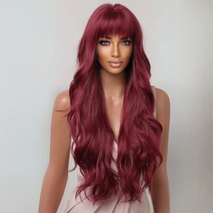 Perruque longue ondulée rouge bordeaux en cheveux synthétiques avec frange pour femme élégante.