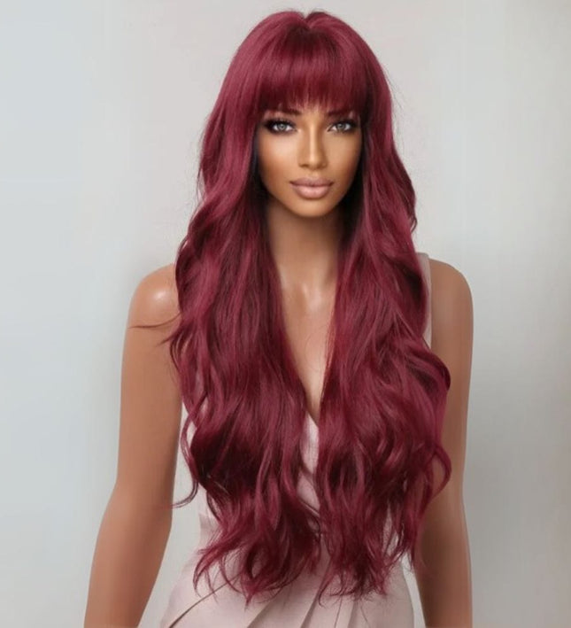 Perruque longue ondulée rouge bordeaux en cheveux synthétiques avec frange pour femme élégante.