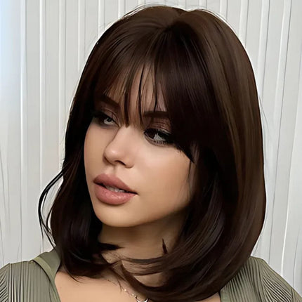 Perruque mi-longue chic brune à frange en cheveux synthétiques de haute qualité.