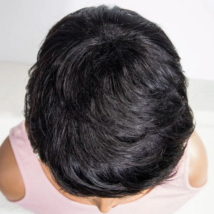 Perruque courte noire en cheveux naturels pour femme, style élégant et moderne.