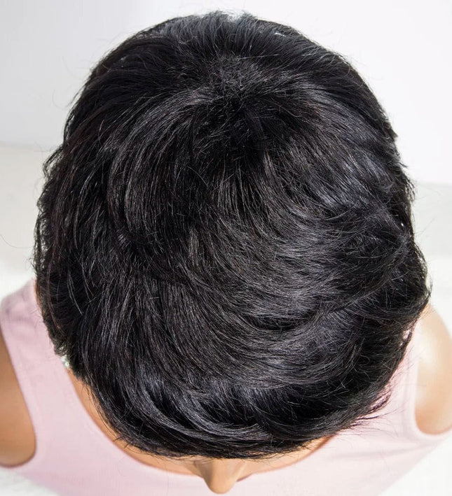 Perruque courte noire en cheveux naturels pour femme, style élégant et moderne.