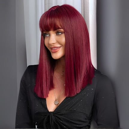 Perruque rouge lisse avec frange en cheveux synthétiques pour un look vibrant et chic.