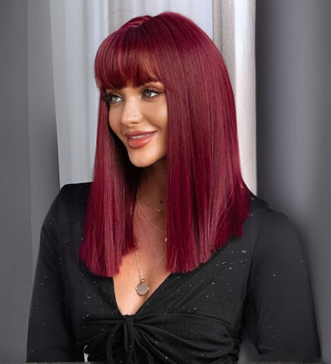 Perruque rouge lisse avec frange en cheveux synthétiques pour un look vibrant et chic.