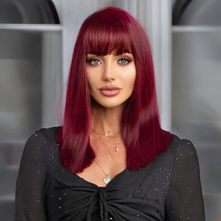 Perruque synthétique rouge avec frange, cheveux longs pour un look audacieux et moderne