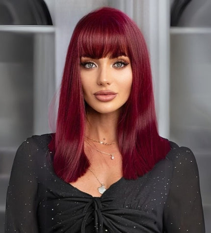 Perruque synthétique rouge avec frange, cheveux longs pour un look audacieux et moderne